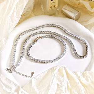 Dettaglio del set collana e bracciale tennis in argento con zirconi a taglio rotondo