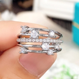 Anillo multicapa cruzado de plata con circonitas micro-pave para un estilo elegante mujer