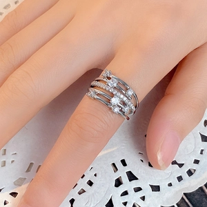 Elegante anillo de plata multicapa con circonitas brillantes usado por una modelo