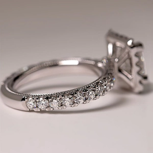Luxuriöser Verlobungsring mit quadratischem Diamant, runden Pavé-Steinen und Perlkanten