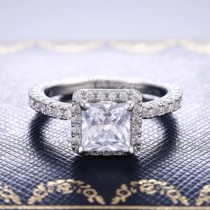 Luxuriöser S925 Silberring mit quadratischem Diamantschliff und Halo-Fassung auf Box