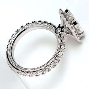 Luxuriöser Halo-Diamant-Verlobungsring aus Weißgold mit feinen Milgrain-Details