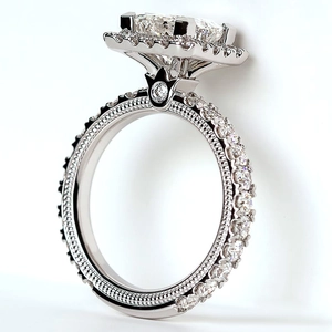 Detail eines Halo-Rings mit quadratischem Schliff, Milgrain-Kante und Herz-Ausschnitt