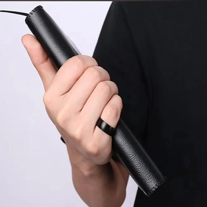 Eleganter schwarzer matter Wolframring für Herren mit einer hochwertigen Leder-Clutch