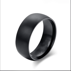 Detailaufnahme eines mattschwarzen Wolframrings mit sandgestrahlter Oberfläche und Politur
