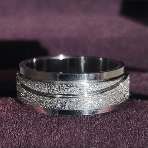 Klassieke zilveren titanium stalen ring met matte glittertextuur en diagonaal lijnontwerp