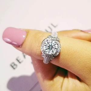 Conjunto de anillos de lujo en plata con gran moissanita redonda y pavé de diamantes brillantes