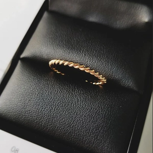 Eleganter minimalistischer gedrehter Seilring aus Titanstahl in Goldoptik für Damen