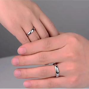 Ensemble de bagues de couple en acier inoxydable poli avec design minimaliste et brillant