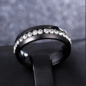 Bague d'éternité noire en acier inoxydable avec oxydes de zirconium ronds sertis