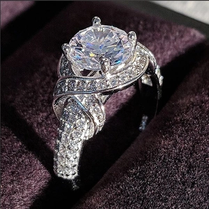 Detalle macro de anillo de diamante corte brillante con banda trenzada en estuche