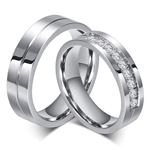 Bagues de couple en acier titane poli avec incrustation de zircone et design épuré