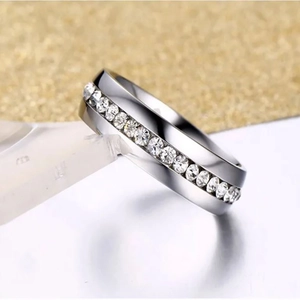 Gros plan sur une bague éternité en métal blanc argenté sertie de zircons brillants