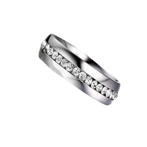 Bague en acier inoxydable argenté poli avec des pierres de zircone cubique serti rail