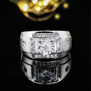 Anello largo da uomo in argento con grande pietra di zircone centrale e pavé quadrato