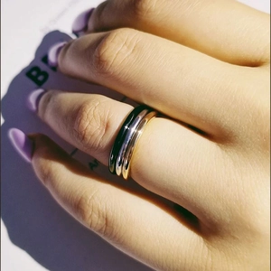 Set di tre anelli sottili impilabili in nero, argento e oro con finitura lucida chic