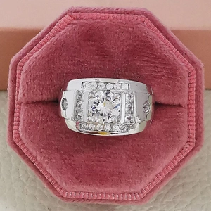 Anello da uomo in argento lucido con grande zircone in una scatola di velluto rosa