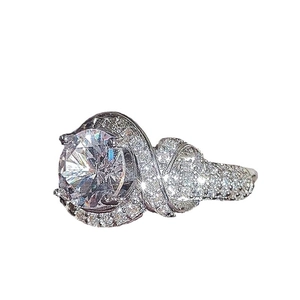 Elegante anillo de plata con una gran piedra de circonia y banda de pavé trenzada
