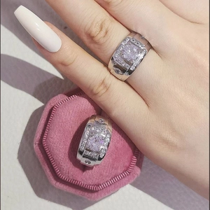 Anello di lusso da uomo con zircone quadrato e pavé di diamanti in confezione regalo