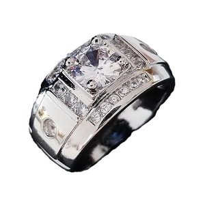 Anello da uomo in metallo argentato con zircone quadrato e piccoli brillanti