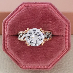 Roségouden ring met champagne edelsteen in een roze zeshoekige fluwelen geschenkdoos