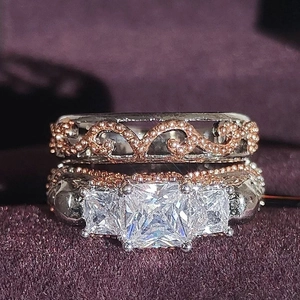 Set di anelli vintage a corona con tre diamanti taglio princess e design in pizzo traforato