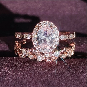 Set de anillos vintage de oro rosa con circonitas de corte ovalado en caja de terciopelo