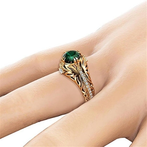 Lussuoso anello placcato oro 14k con pietra preziosa smeraldo rotonda e dettagli in filigrana