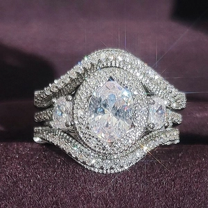 Elegante juego de tres anillos con circonita blanca ovalada y acabado en plata