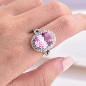 Bague luxueuse en argent avec grand cristal rose ovale et accents de pavé étincelants