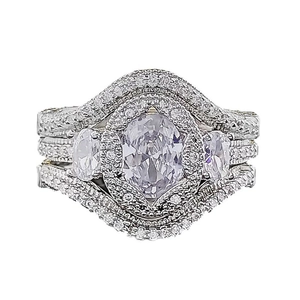 Elegante juego de tres anillos de boda bañados en plata con circón ovalado y cristales