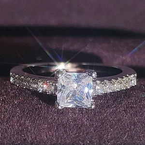Anello di fidanzamento taglio princess con pavé di diamanti su fascia in argento