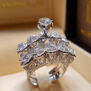 Eleganter Kronenring aus S925 Sterlingsilber mit großem runden Brillantsolitär-Diamanten