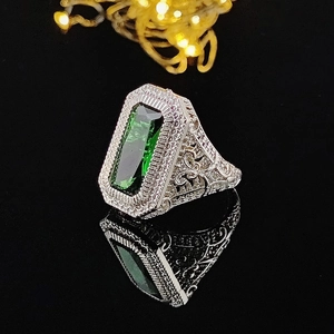 Anello vintage stile smeraldo con gemma verde rettangolare e fascia in filigrana