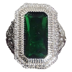 Anello vintage con gemma verde taglio smeraldo e incisioni floreali in argento