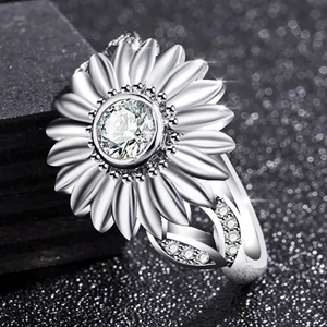 Exquisite sunflower zircon ring in silver finish with leaf accents and sparkling center stone