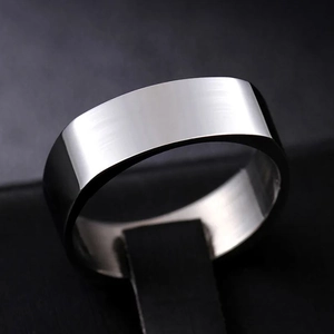 Klassischer minimalistischer Breitbandring mit mattiertem Satin-Finish und polierten Kanten