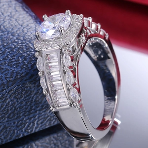 Anello di fidanzamento quadrato in argento con alone di zirconi e pietre laterali