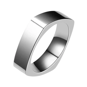 Klassischer silberner minimalistischer quadratischer Ring mit polierter Oberfläche