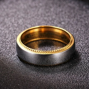 Minimalistische herenring van staal met zilveren zandstraaltextuur en gouden tandrand
