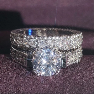 Elegantes zweiteiliges Verlobungsring-Set mit rundem Zirkonia in Silber-Finish