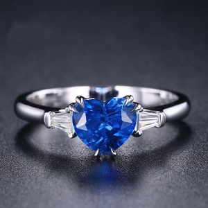 Klassischer Silberring mit herzförmigem blauem Saphir und Baguetteschliff-Steinen