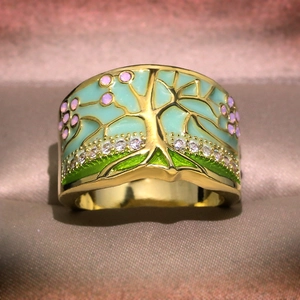 Detaillierte Makroansicht des Lebensbaum-Emaille-Rings mit eingelegten Zirkonia