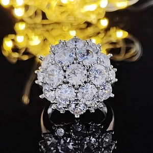 Luxe oversized bloemenring met fonkelende diamanten in een zilveren afwerking