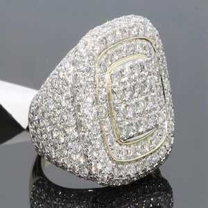 Détail macro d'une bague carrée pour homme avec pavé de diamants et accents bicolores