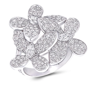Dettaglio macro di un anello a fiore di lusso con diamanti marquise e pavé