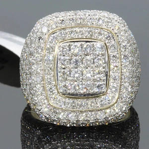 Bague carrée de luxe pavée de cristaux étincelants avec une finition argentée