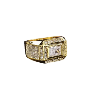 Anello hip hop classico in oro per uomo con micro zirconi bianchi e pietra centrale rettangolare