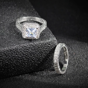 Conjunto de anillos de lujo en plata con diamante corte princesa para boda y compromiso