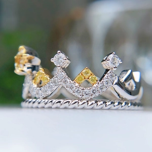 Kronenring mit gelben und weißen Steinen und einer platinierter gedrehter Ringschiene